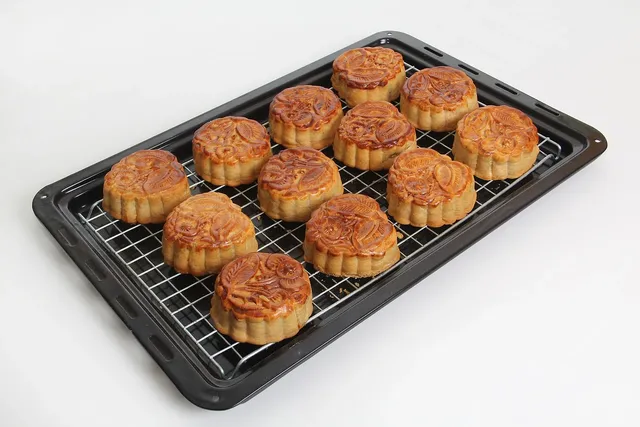 Cuisinox® Covered Oval Roaster