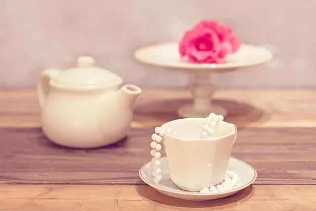 Pugg ceramic teapot white